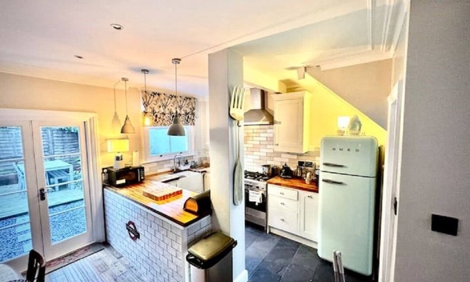 Wormholt and White City House | Shepherds Bush 3 bedroom Town House W12