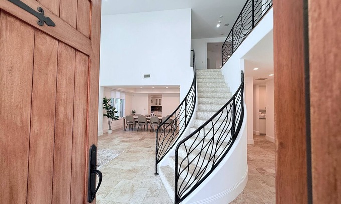 Sherman Oaks House | Sherman Oaks Serenity 5BDs & 5.5BAs w/Pool&Spa