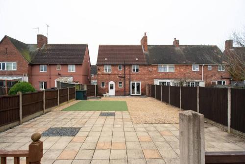 Mansfield House | Sherwood Pines - Big Garden!