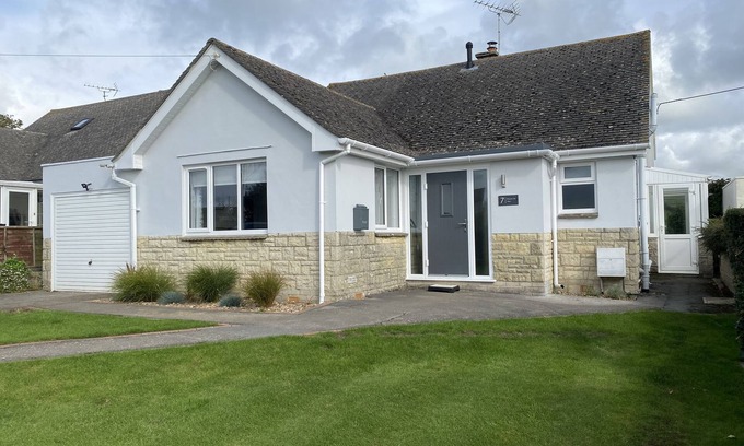 Shipton Gorge Cottage | SHIPTON HILL VIEW, pet friendly, with a garden in Shipton Gorge