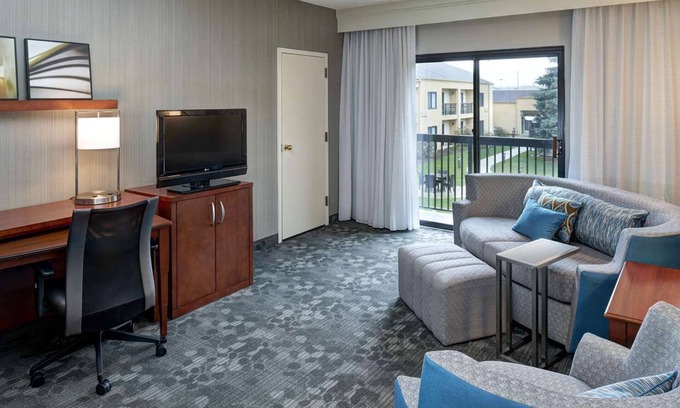 Brookfield Hotel | Shopping and Dining in Village of Wauwatosa! Pets Allowed, Swimming Pool!