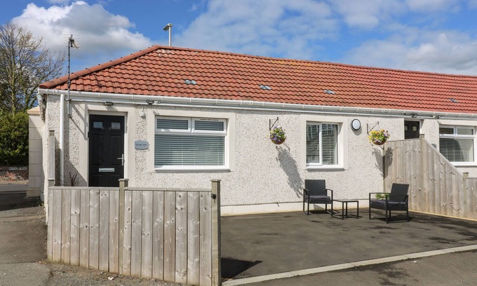 Pettycur Cottage | SHORE VIEW, pet friendly, country holiday cottage in Kinghorn