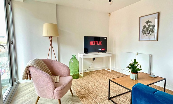 Shoreditch Apartment | Shoreditch Skyline: Modern 2 Bed Flat By Station