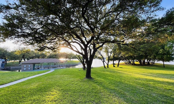 Granbury House | Shorhaus, Gorgeous Main Body Lake Retreat