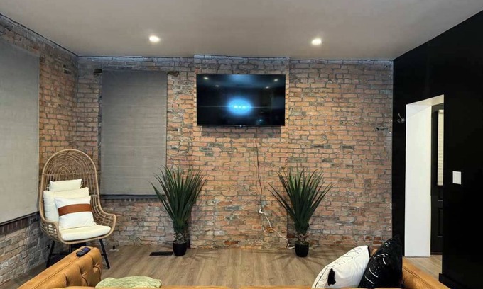 Italian Village House | Short North – Free Parking – King Bed - Convention