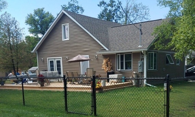 Petersfield House | Short-Term Lake Getaway