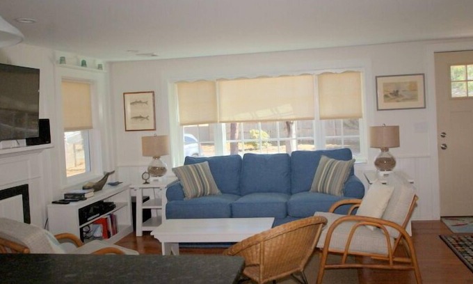 West Harwich House | Short walk to Earle Road Beach or Grey Neck Beach