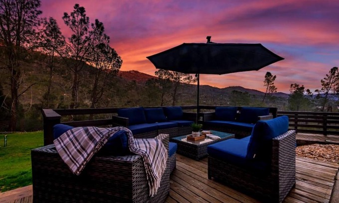 North Fork Cabin | Sierra Vista Lookout Lodge with Creek, Waterfall and Waterholes, minutes from Bass Lake and Yosemite South Gate