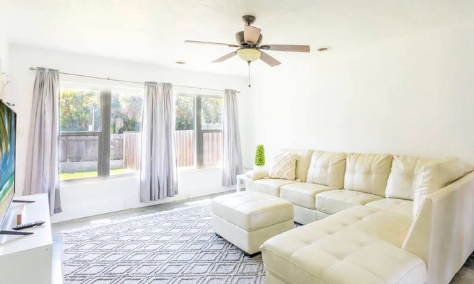 Bay Isle House | Siesta Key bungalow walking distance to beach ! name: Siesta Side (A)