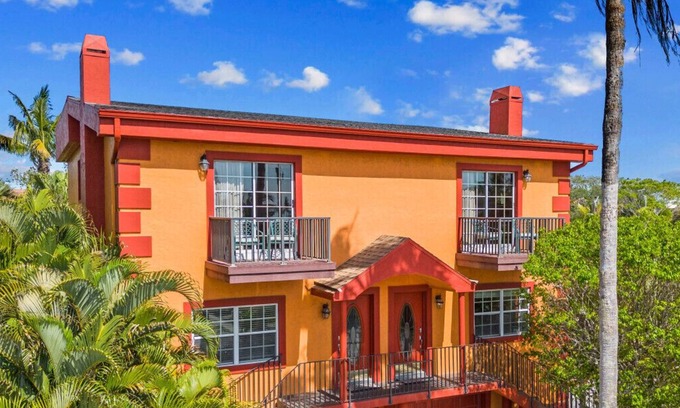 Siesta Key Village House | Siesta Key Village, Heated Pool, Beach Access 4 min Walk, 6bdr