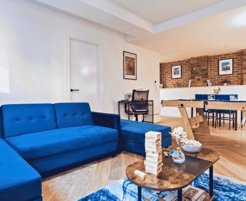 The Westside Apartment | Signature Suite- City Centre, Canal, Pool Table, Netflix Sleeps 7