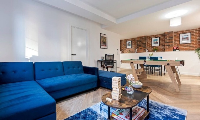 The Westside Apartment | Signature Suite: City Centre| Pool Table