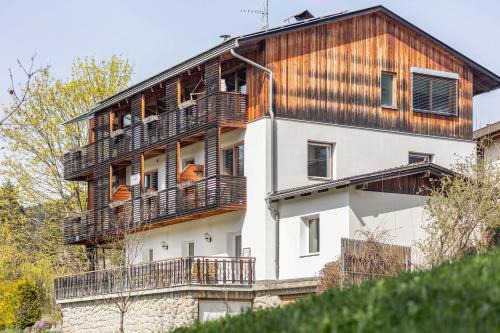 Pfalzen Apartment | Silbernagl Terrasse - Blick zum See