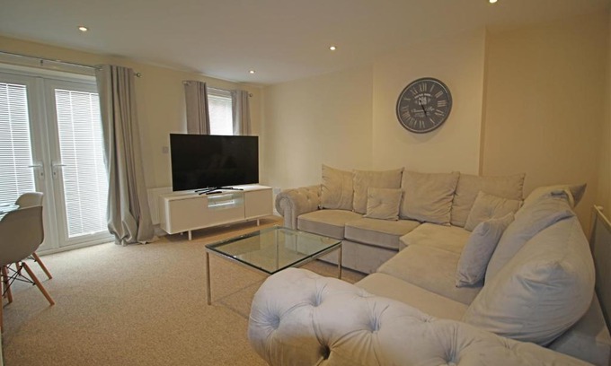 Darlington Apartment | Sillars Getaways - Modern Four Bedroom Town House