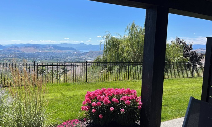 Foothills House | Silver Circle Suite. Large luxury suite, for that perfect getaway!