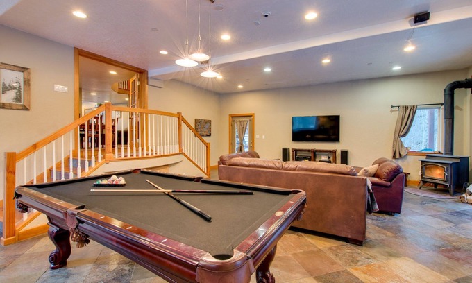 Silver Plume House | Silver Plume Ski Lodge-Creekside 6 BD/7 BA-Largest House Near Loveland Ski Area