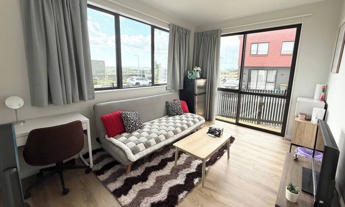 Silverdale House | Silverdale Sanctuary: Private Room + Lounge!