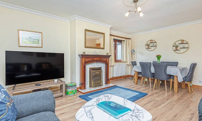 Beaumaris Cottage | Simdde Wen - a bungalow that sleeps 6 guests in 3 bedrooms