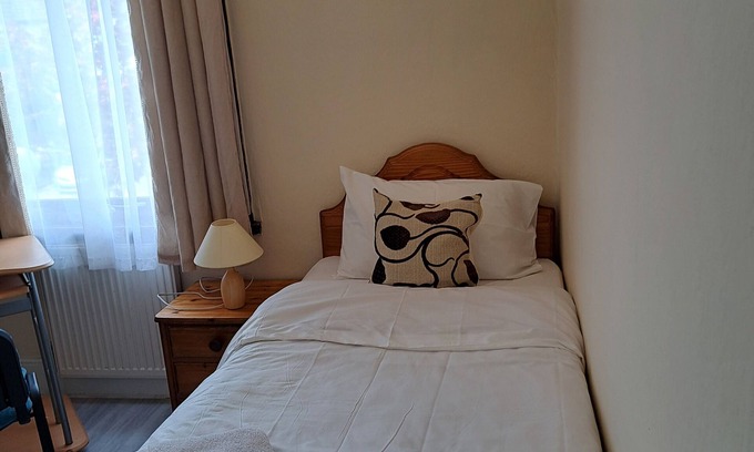 Seven Kings House | Single Bedroom London Seven Kings train station with shared bathroom