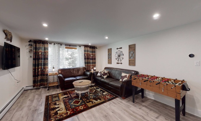 Windham House | Single-Level Duplex with Fast WiFi & a Full Kitchen - Close to Magic Mountain