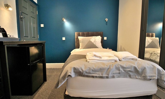 Lincoln House | Single Room with Private Bathroom -Hamilton
