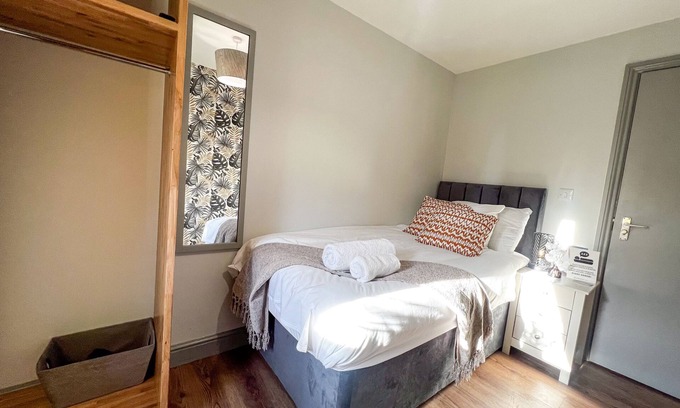 Boston House | Single Room with Shared Bathroom