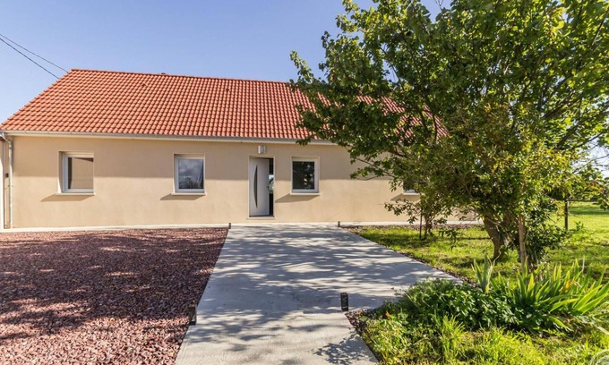 Vesly Cottage | Single-story house in Normandy countryside