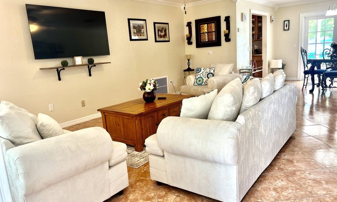 Sandalfoot Cove House | SingleHouse 3 bedroom 2 full bathrooms also desk and chair for work from home