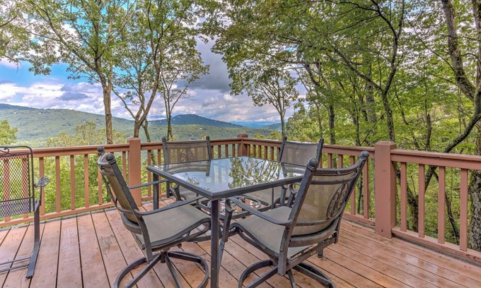 Big Canoe House | Sips with Mountain Views, Fireside Downtime, Swimming, Golf & Trails in Gated Community - Casa Bella