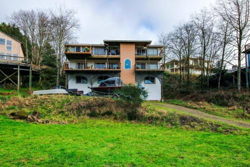 Oceanside Apartment | Sitka Sky