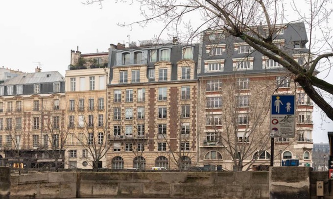 Quartier de la Monnaie Apartment | SITTING RIGHT ON THE BANKS OF SEINE-ST GERMAIN QUAI DES GRANDS AUGUSTIN