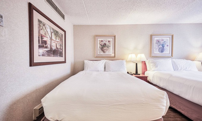 Southeast Calgary Hotel | Situated 7-minute drive from downtown Calgary, & 2 minutes from Stampede Park