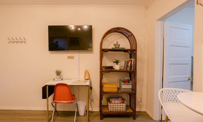 Gold Hill Apartment | Situated in a Gold Hill neighborhood that offers the convenience of I-5 access and the beauty of Rogue River views. A perfect, quick stopover point.