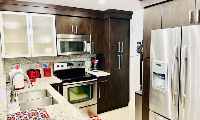 Hollywood South Central Beach Condo | Six Bedrooms with Free Beach Service and Free Parking!