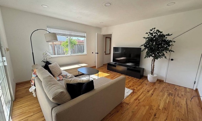 South San Jose House | SJ Travelers dream home! Spacious 4bed 4bath house in a quiet neighborhood.