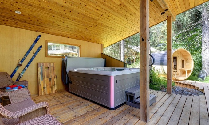 Girdwood House | Ski Chalet with hot tub, sauna & fire pit, walking distance to brewery and food!