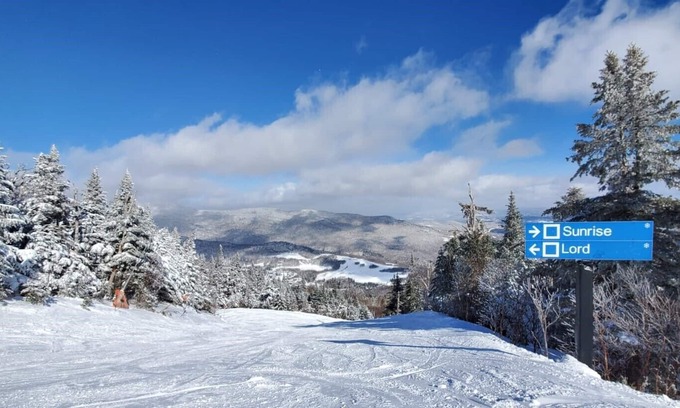 Stowe Hollow House | Ski Hills are only minutes away