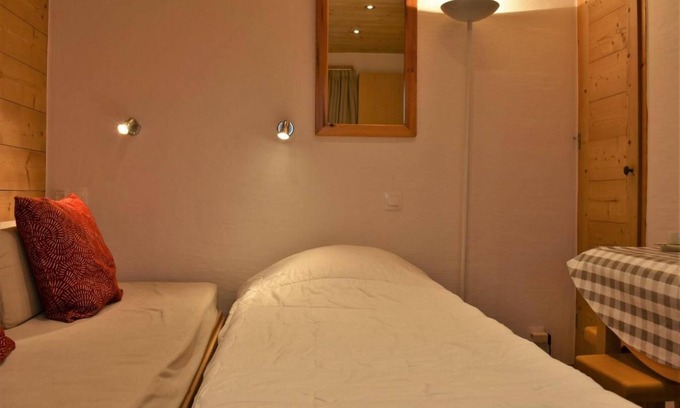 Meribel Centre Apartment | Ski-in/ski-out & foot of the slopes, 1st floor, ski locker, 16m², Méribel