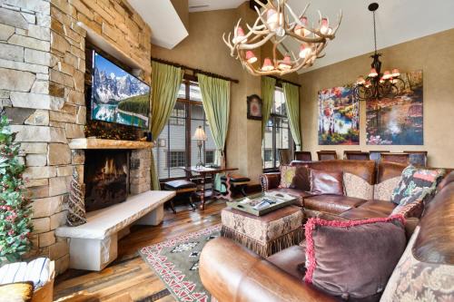 Empire Pass House | Ski In Ski Out 3BR Arrowleaf Penthouse in Deer Valley, Mountain Luxury with Slope Views