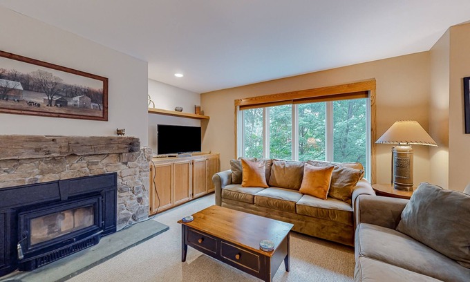 Warren Condo | Ski-in/ski-out condo in Warren with seasonal pool, mountain views, & W/D