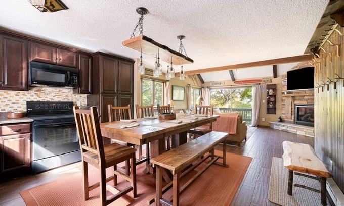 Village at Camelback House | Ski In & Ski Out Deluxe Townhouse on Camelback Mountain. Sleeps 10 comfortably.