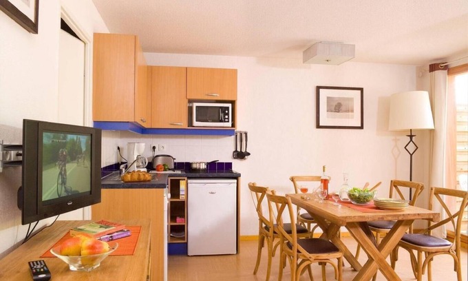 Les Orres Apartment | Ski-in/ski-out & foot of the slopes, swimming pool, balcony, 32m², Les Orres