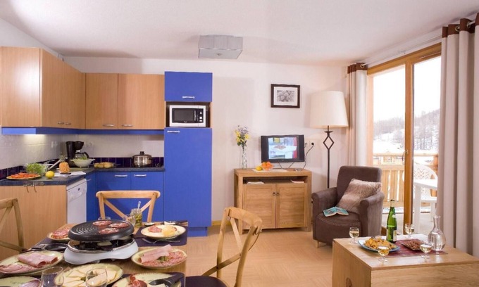 Les Orres Apartment | Ski-in/ski-out & foot of the slopes, view ski slopes, swimming pool, balcony, 28-29m², Les Orres
