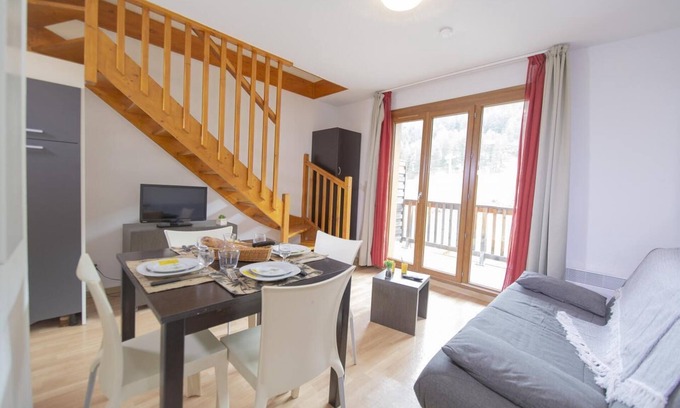 Les Orres Apartment | Ski-in/ski-out & foot of the slopes, swimming pool, balcony, 35m², Les Orres