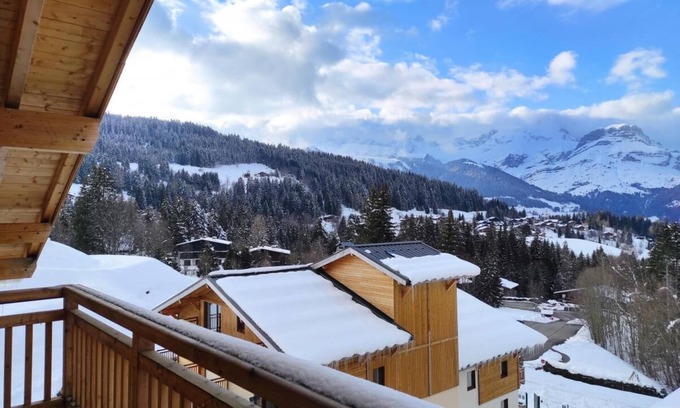 Combloux Apartment | Ski-in/ski-out & foot of the slopes, swimming pool, sauna, hammam, terrace, balcony, tv, 25m²