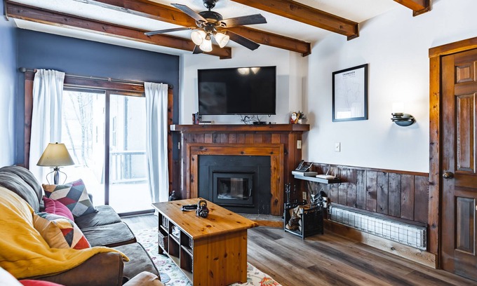 Snowshoe Condo | Ski In/Ski Out, King Bed, Pet Friendly, Fireplace & walking distance to village