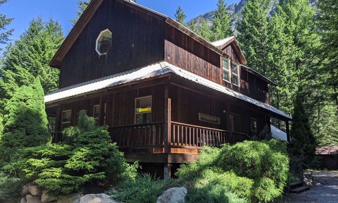 Mazama House | Ski-In Ski-out, near Mazama Store and trail system!