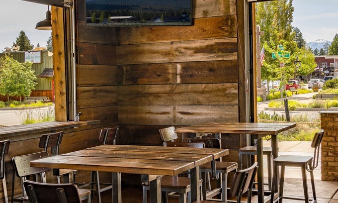 Sisters Hotel | Ski Inn Taphouse Hotel