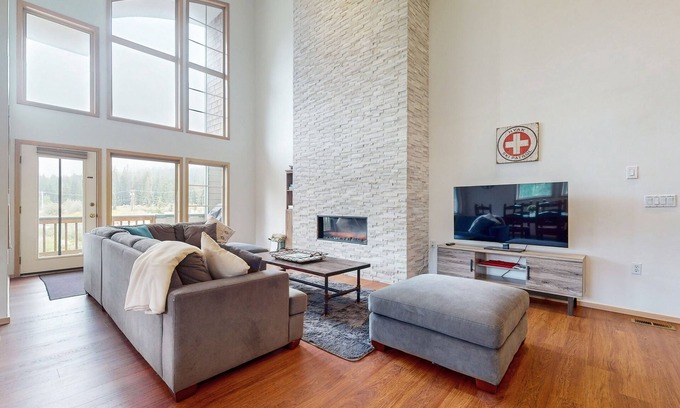Snoqualmie Pass House | Ski view dog-friendly house with dedicated workspace, Wifi, deck and gas grill