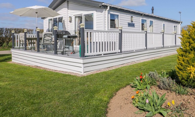 Mappleton Cabin | SKIPSEA LODGE, pet friendly, character holiday cottage in Skipsea